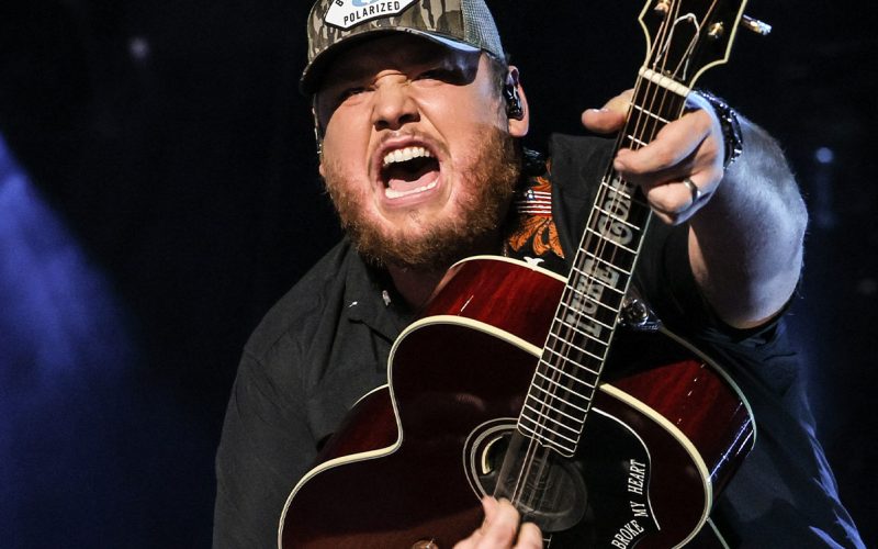 Countryzanger Luke Combs treedt volgend jaar op in de Johan Cruijff ArenA